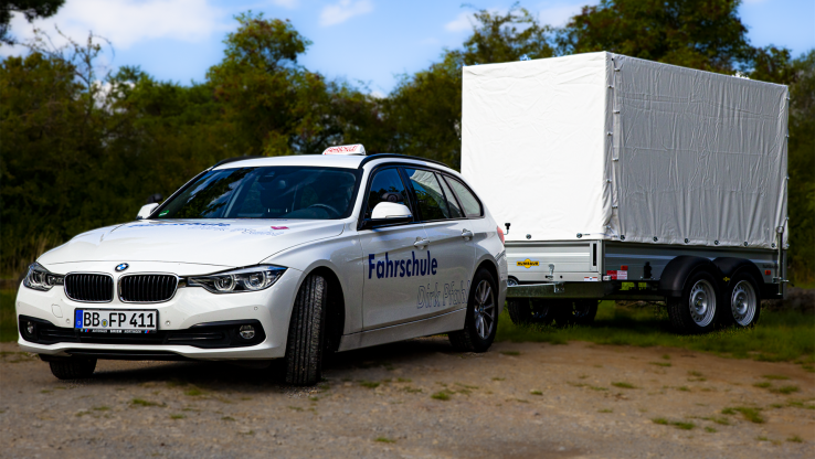 BE-Zug BMW 3er mit Anhänger 2500 Kg zul. Gesamtmasse.